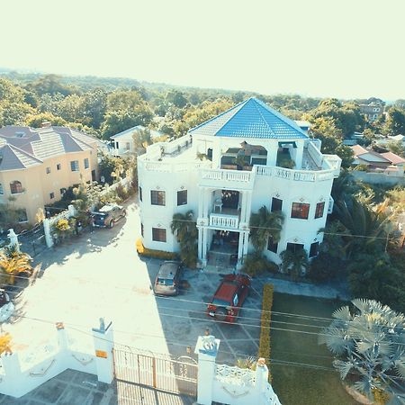 Little Savoy Guest House New Runaway Bay Exterior photo