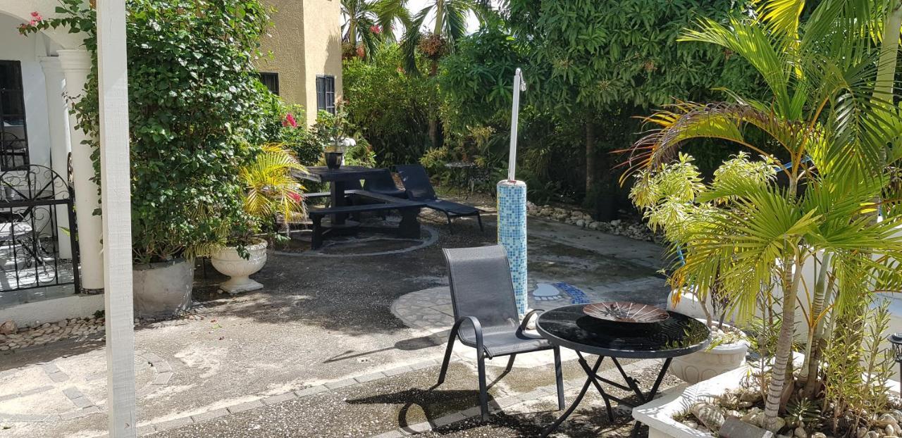 Little Savoy Guest House New Runaway Bay Exterior photo