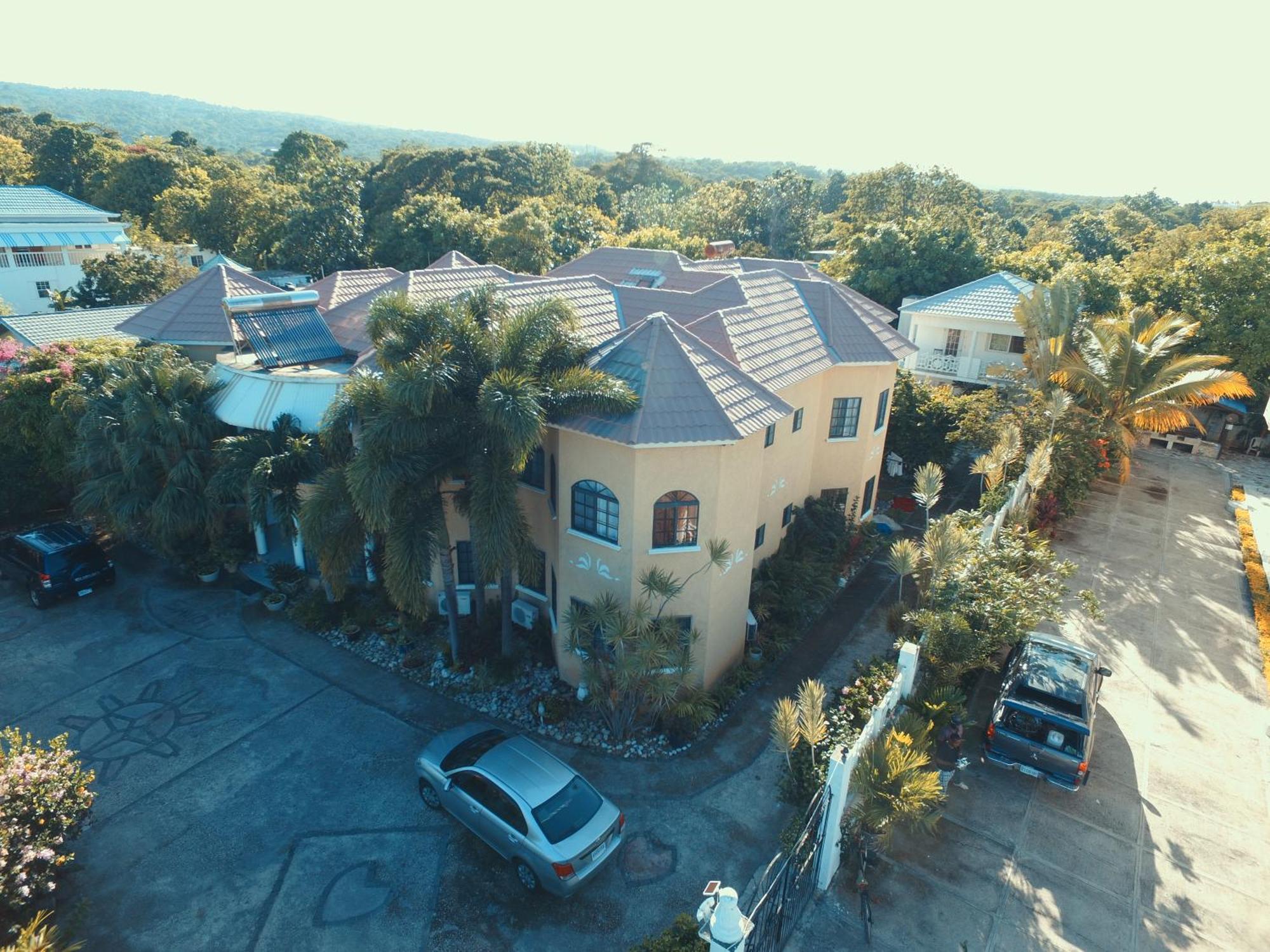 Little Savoy Guest House New Runaway Bay Exterior photo