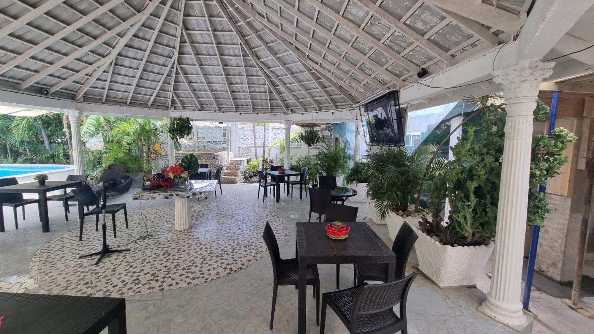 Little Savoy Guest House New Runaway Bay Exterior photo