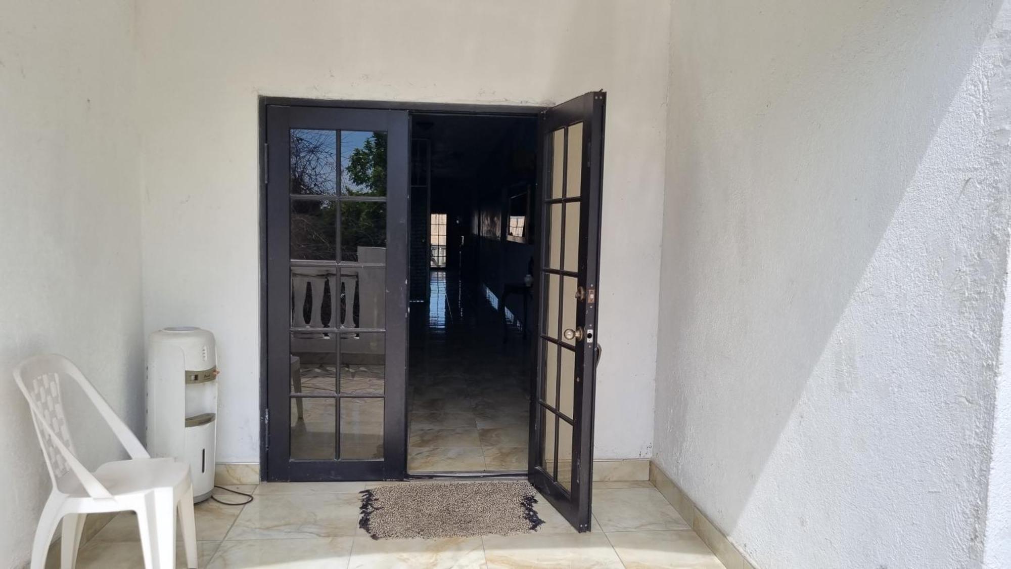 Little Savoy Guest House New Runaway Bay Exterior photo