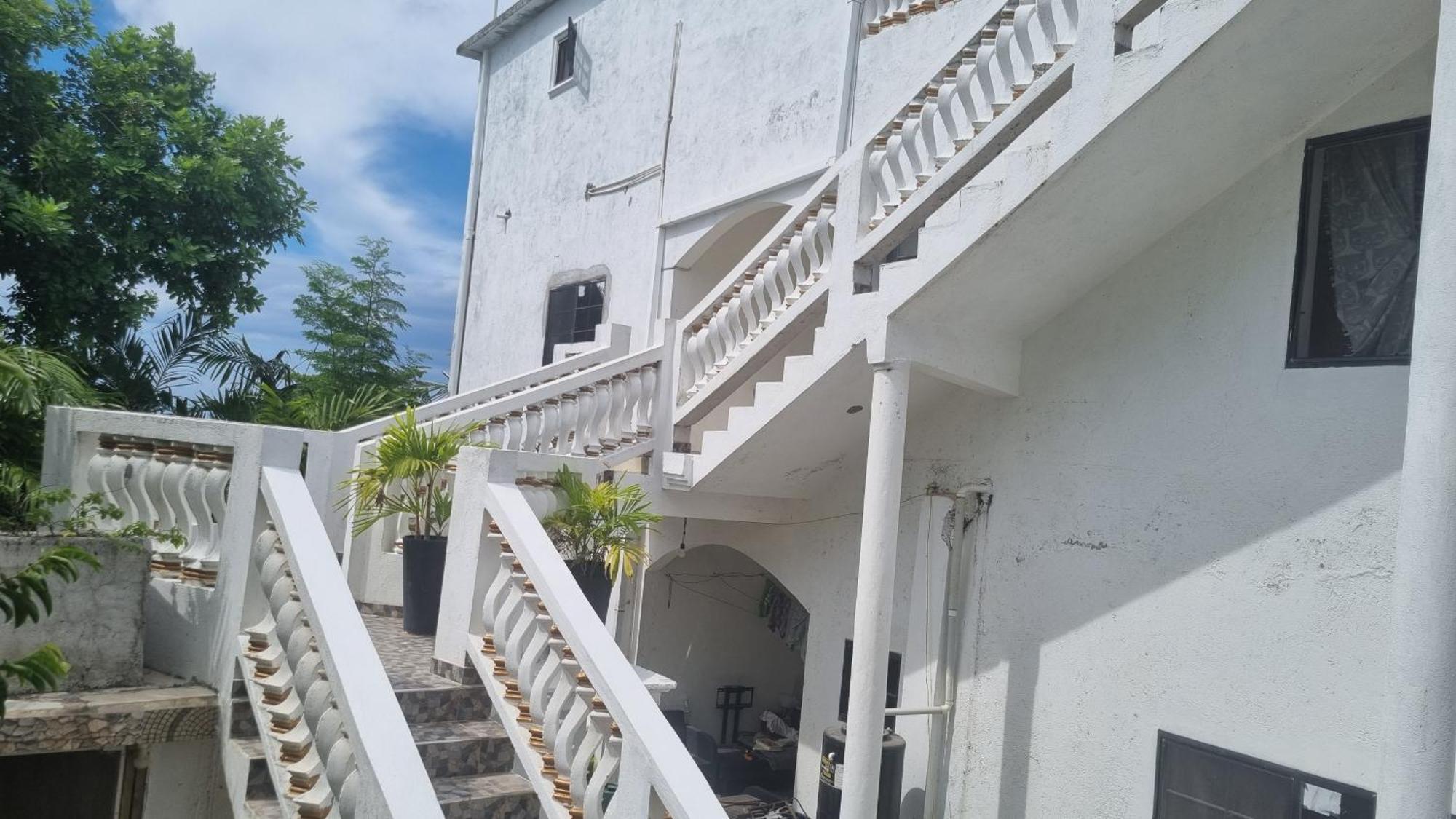 Little Savoy Guest House New Runaway Bay Exterior photo