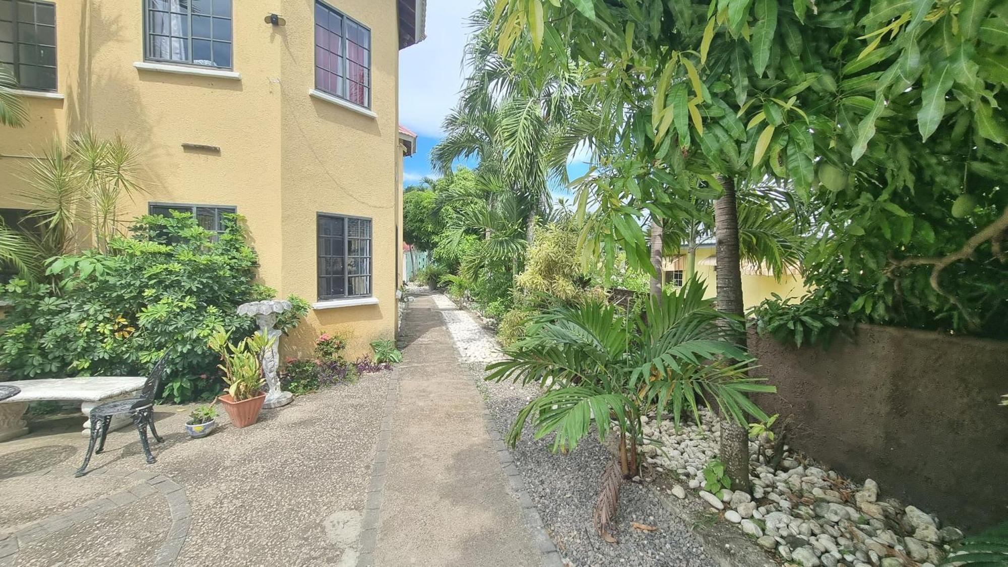 Little Savoy Guest House New Runaway Bay Exterior photo