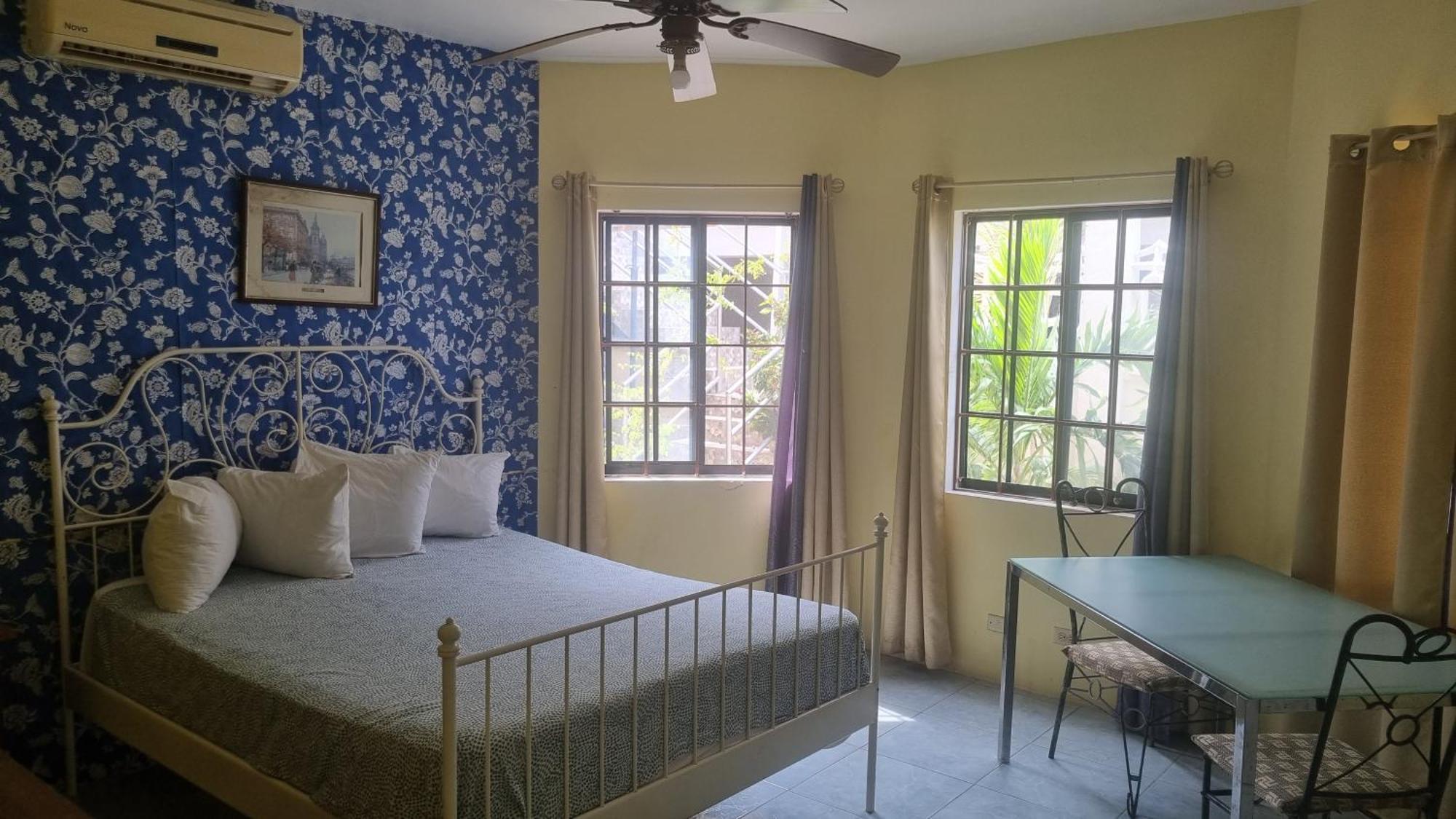 Little Savoy Guest House New Runaway Bay Exterior photo