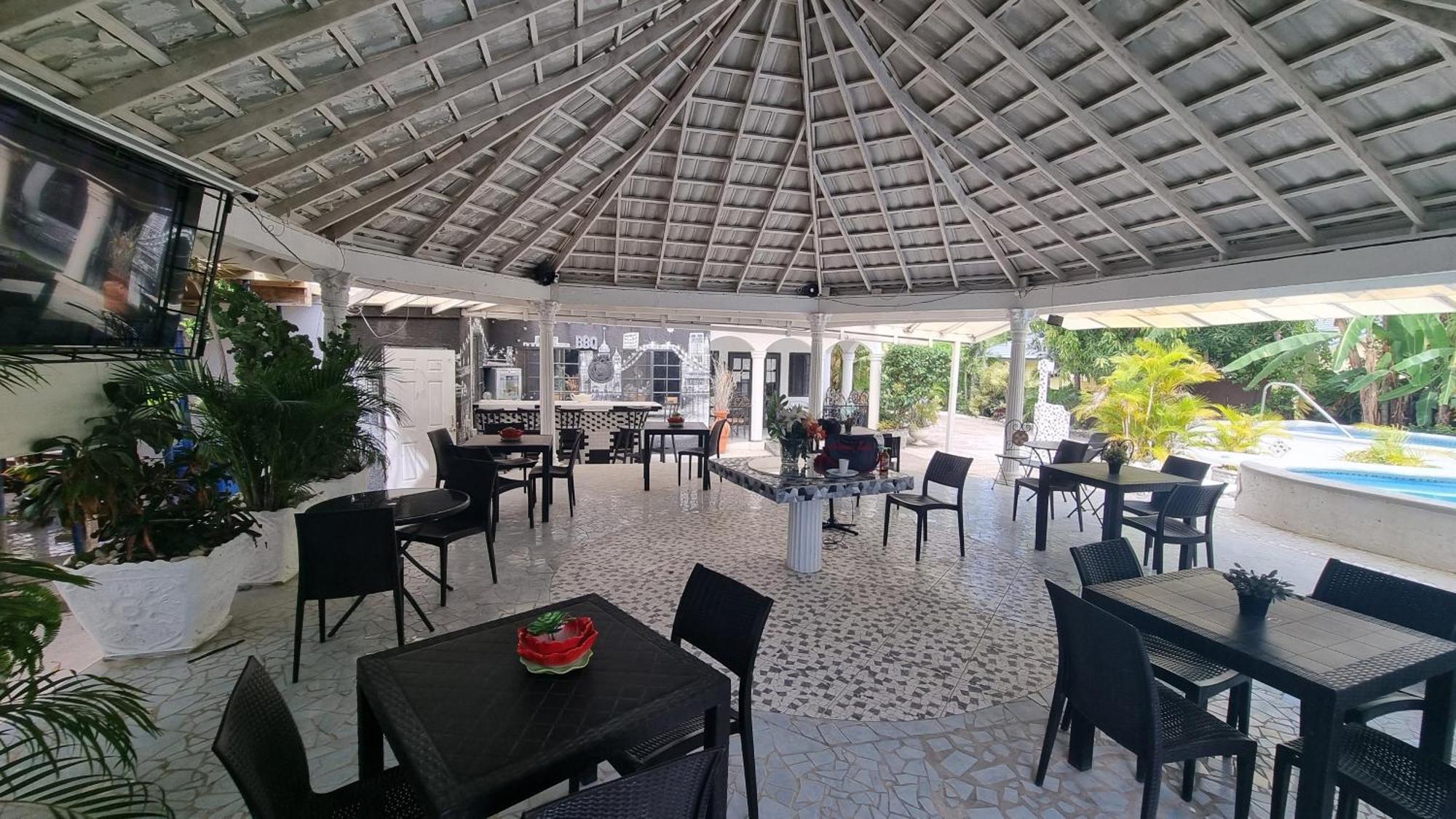 Little Savoy Guest House New Runaway Bay Exterior photo