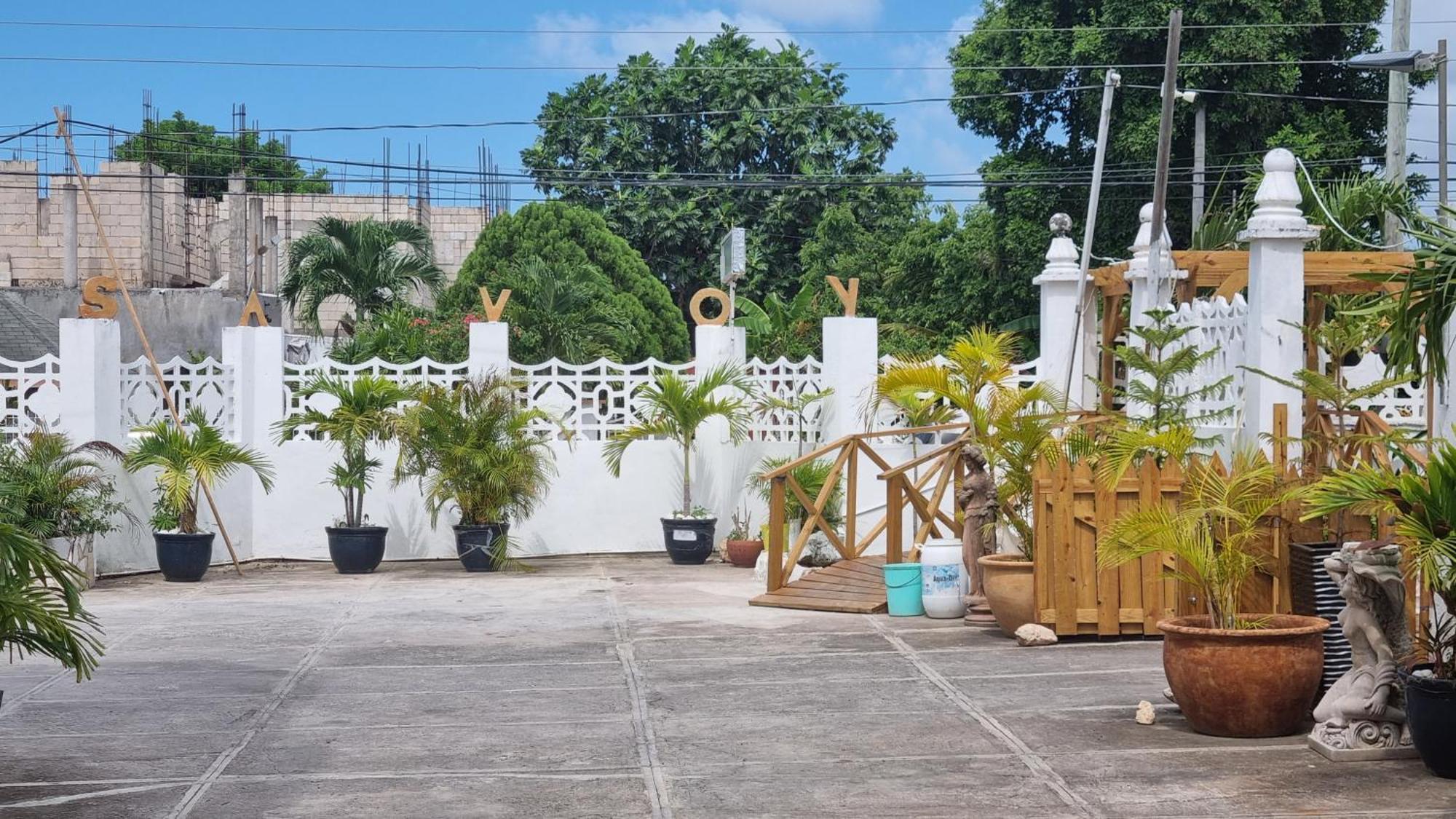 Little Savoy Guest House New Runaway Bay Exterior photo