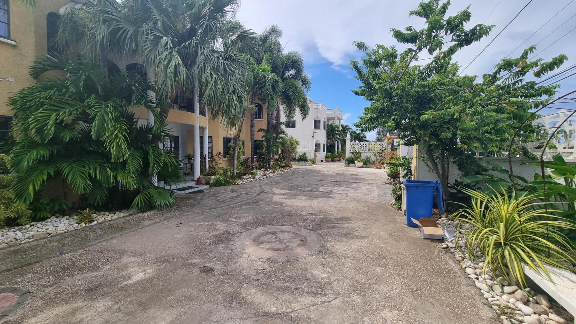 Little Savoy Guest House New Runaway Bay Exterior photo